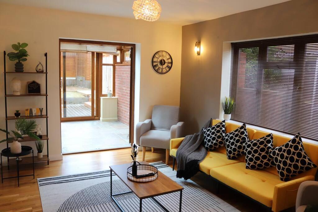 Cosy 3 Bedroom 2 Bathroom House With Parking Sheldon  Dış mekan fotoğraf