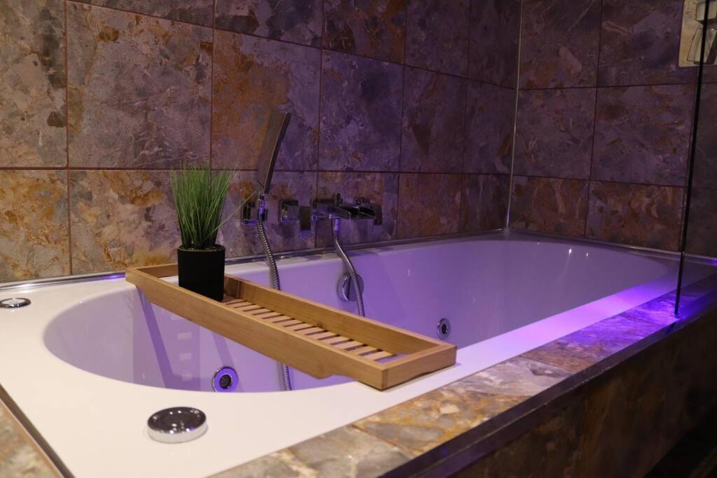 Cosy 3 Bedroom 2 Bathroom House With Parking Sheldon  Dış mekan fotoğraf