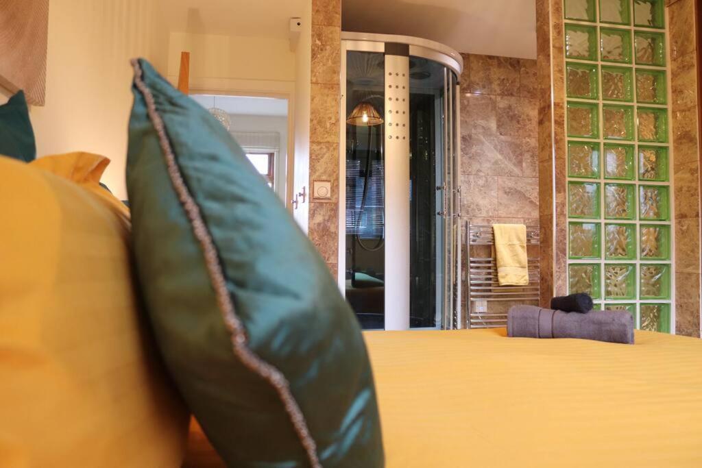 Cosy 3 Bedroom 2 Bathroom House With Parking Sheldon  Dış mekan fotoğraf